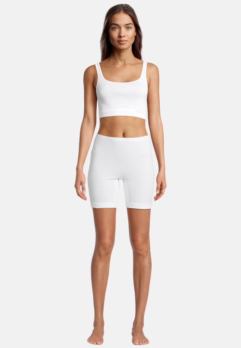 Weißes Baumwoll-Crop-Top mit breiten Trägern und passenden High-Waist-Shorts. Dehnbarem Stoff, glatter Textur, taillierter Passform, keine sichtbaren Muster oder Logos.