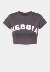 T-shirt court gris foncé à manches courtes avec des lettres capitales blanches épelant "NEBBIA" sur la poitrine.