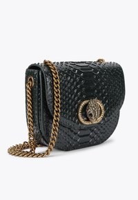 Borsa a spalla in finta pelle di serpente verde scuro con tracolla in catena dorata e chiusura decorativa con dettagli intricati. Forma rettangolare compatta.
