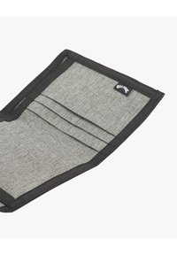 Grijze stoffen portemonnee met zwarte randen. Heeft meerdere kaartsleuven en een klein logo-label in de hoek, met een simpel ontwerp.