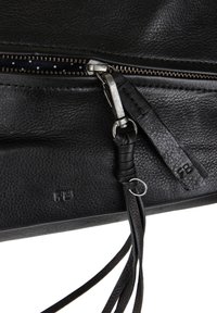 Zbliżenie na czarną skórzaną torbę o teksturowanej powierzchni, z metalowym zamkiem błyskawicznym i skórzanym uchwytem do ciągnięcia, z małym tłoczonym napisem "FB".