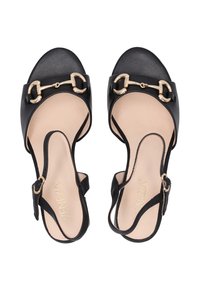 Schwarze Leder-High-Heelsandalen mit quadratischer Zehenpartie, goldfarbener dekorativer Kettenakzent und verstellbaren Riemen am Knöchel sowie einer glatten beigen Innensohle.