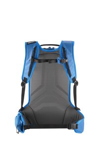 Blaue Rucksack mit gepolstertem, strukturiertem Rückenteil, verstellbaren Trägern und schwarzem Zubehör. Verfügt über einen zentralen Gurt und seitliche Taschen.