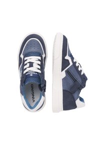 Marineblauwe sneakers van suède en mesh, met witte veters, een robuuste witte zool en een ritsdetail aan de zijkant.