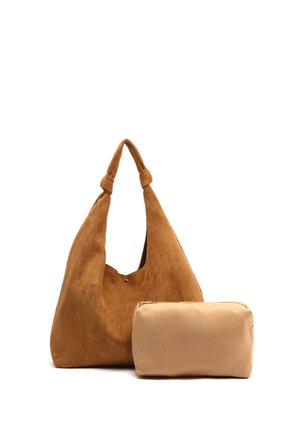 Sacoche en daim marron clair avec une anse nouée, comportant une pochette beige zippée en tant qu'accessoire distinct. Texture douce, forme non structurée.