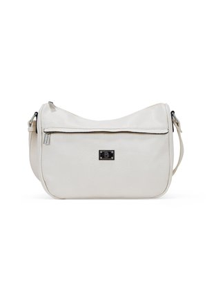 Bolso de hombro de cuero blanco con una textura suave, diseño curvado, cierre de cremallera en la parte superior y un logo de hardware plateado en la parte frontal.