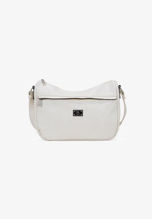 Bolso de hombro de cuero blanco con una textura suave, diseño curvado, cierre de cremallera en la parte superior y un logo de hardware plateado en la parte frontal.