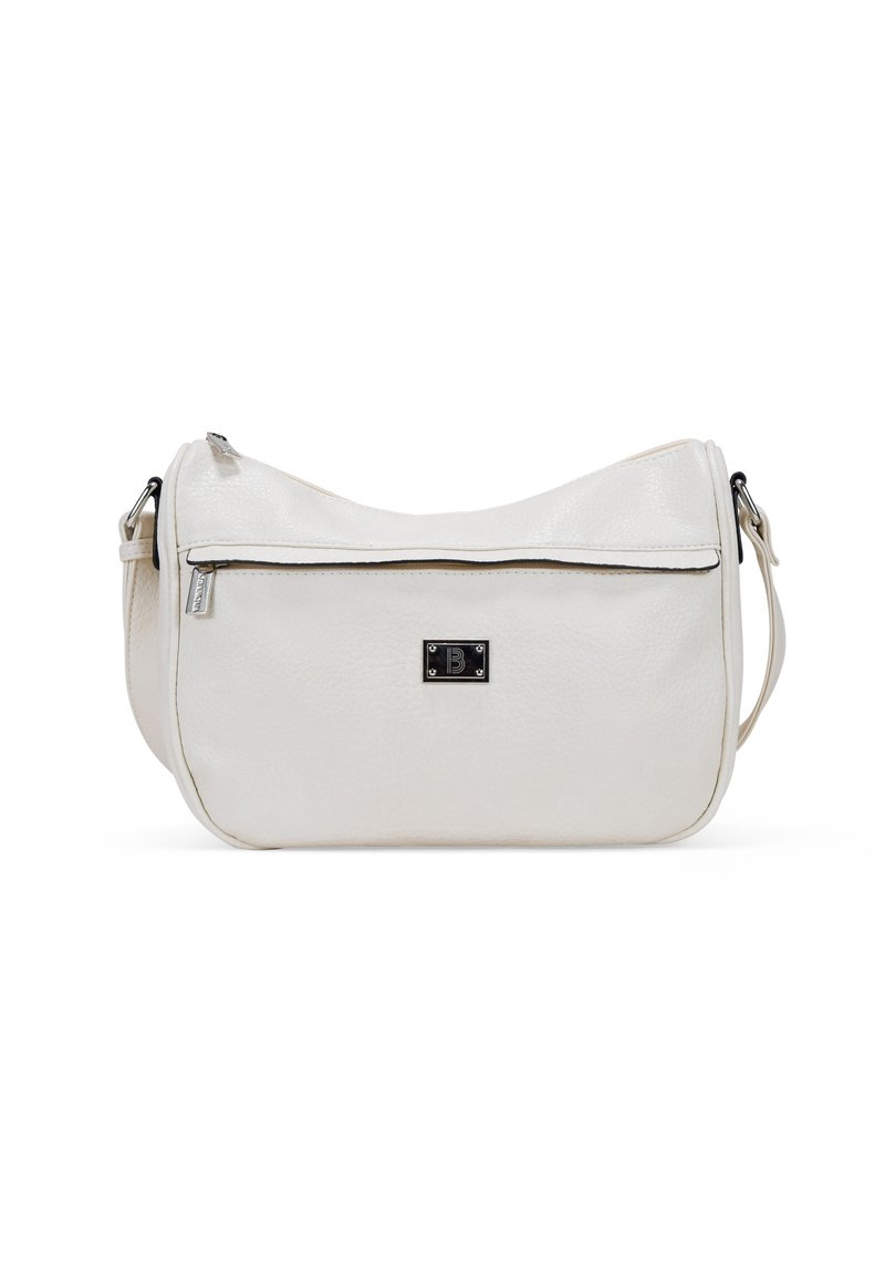 Bolso de hombro de cuero blanco con una textura suave, diseño curvado, cierre de cremallera en la parte superior y un logo de hardware plateado en la parte frontal.