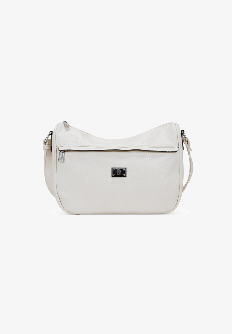 Bolso de hombro de cuero blanco con una textura suave, diseño curvado, cierre de cremallera en la parte superior y un logo de hardware plateado en la parte frontal.