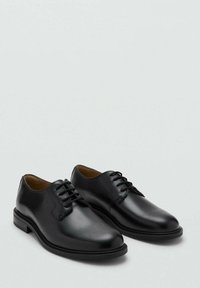 Czarne skórzane buty wizytowe o gładkim wykończeniu, zaokrąglonym nosku, wiązane na pięć dziurek i z solidną czarną podeszwą.