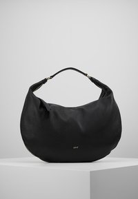 Czarna torebka w kształcie półksiężyca z teksturowanej skóry, z jedną rączką i małym złotym logo "abro" z przodu, wyeksponowana na białym piedestale.