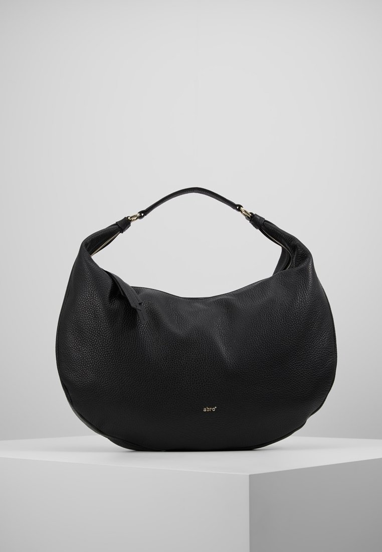 Czarna torebka w kształcie półksiężyca z teksturowanej skóry, z jedną rączką i małym złotym logo "abro" z przodu, wyeksponowana na białym piedestale.