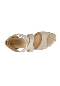 Beige Wildledersandale mit Kreuzriemen, geschlossenem Rückenteil und rundem offenen Zehenbereich. Weicher Textur mit glatter Innensohle und minimaler Detailgestaltung.