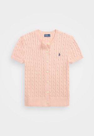 Sveter s krátkym rukávom v svetloružovej farbe, pletený do vzoru s káblovým efektom, s okrúhlym golierom, štyrmi gombíkmi a modrým logom na ľavom prsníku.
