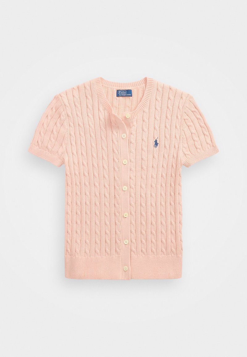 Kortermet cardigan i lys rosa kabelstrikk med rund krage, fire knapper og en blå logo på venstre bryst.