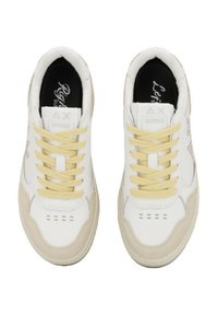 Sneaker bianche con lacci gialli, con una tomaia in pelle liscia e dettagli in suede beige. Parte anteriore perforata e dettagli del logo sui lati.