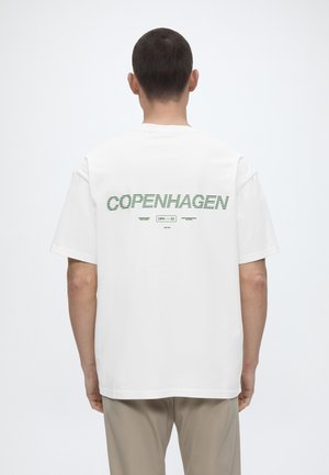 ARKK Copenhagen ARKK BOXY TEE  - Μπλουζάκι με στάμπα - off white/vintage green