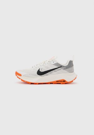 Nike ACG, REACTX WILDHORSE 10 - Løbesko trail - summit white/black/safety orange/phantom