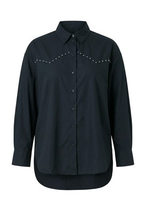 Černá košile s dlouhým rukávem na knoflíky, s špičatým límcem, stříbrnými cvočky přes hrudník a zakřiveným lemem, který je vzadu delší.