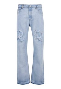 Jeans en denim bleu clair, évasés, avec des détails déchirés, présentant de larges patchs effilochés aux genoux et un design classique à cinq poches.