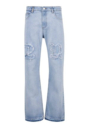 Hellblaue Jeans im Bootcut-Stil mit distressed Details, ausgestattet mit großen, fransigen Patches an den Knien und einem klassischen fünf-Taschen-Design.