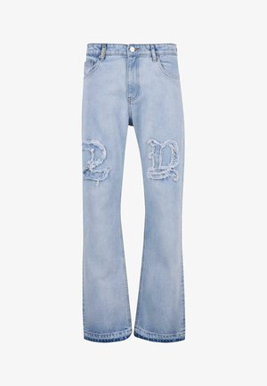 Pantalones vaqueros de mezclilla de corte acampanado en azul claro con detalles desgastados, que presentan grandes parches deshilachados en las rodillas y un diseño estándar de cinco bolsillos.