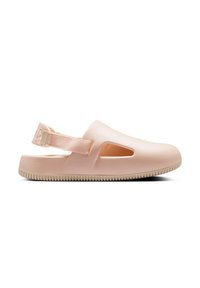 Zapatos de color rosa tipo slip-on, fabricados con un material suave, con detalles recortados en los laterales, una correa trasera y una suela de goma texturizada para mayor agarre.