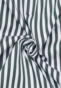 Weißer Stoff mit gleichmäßig verteilten vertikalen dunkelgrünen Streifen, die sich in der Mitte zu einem Wirbel drehen.