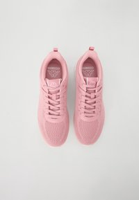 Rosa träningsskor med ett strukturerat meshöverkant, snörning och vadderad krage. Har en logotags och kontrasterande sula.