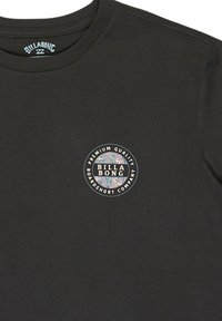 Zwarte katoenen t-shirt met rond logo met bloemenmotieven en tekst. Korte mouwen, ronde halslijn en gladde textuur.