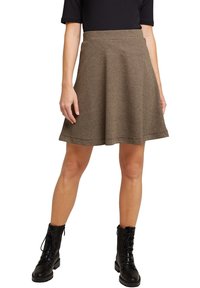 Bruin geruit A-lijn rok met een aansluitende taille en een uitlopende onderkant, gemaakt van een gestructureerde stof. Draag het met zwarte veterschoenen voor gevechten.