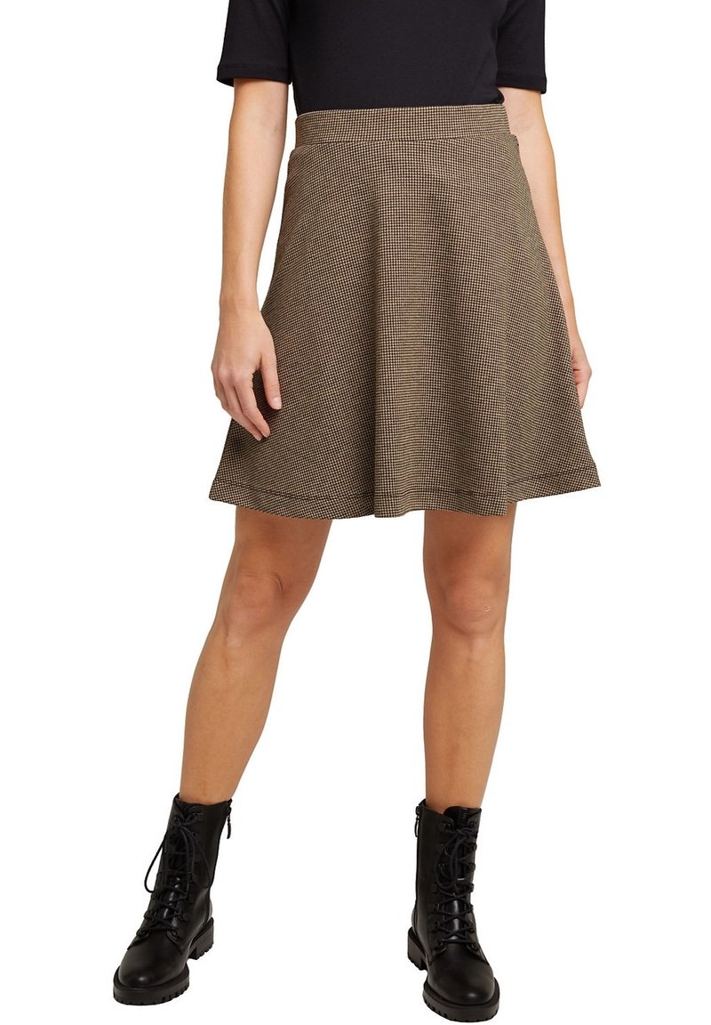 Bruin geruit A-lijn rok met een aansluitende taille en een uitlopende onderkant, gemaakt van een gestructureerde stof. Draag het met zwarte veterschoenen voor gevechten.