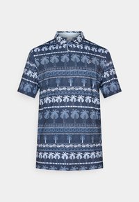 Polo shirt blu navy con motivo a palme bianche, maniche corte e colletto. I dettagli notevoli includono linee decorative e accenti.