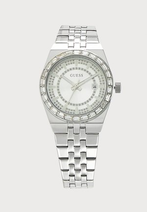 Сребърен метален ръчен часовник Guess с кристално украсено кръгло лице, три стрелки, прозорец за дата и верижна каишка.