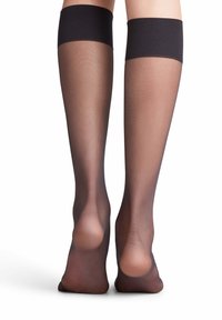 Durchsichtige schwarze kniefreie Strümpfe mit einem breiten elastischen Band am oberen Ende, die eine glatte Textur und ein figurbetontes Design aufweisen.