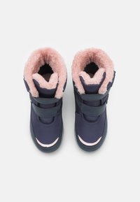 Bottes d'hiver bleu marine avec une doublure en fausse fourrure rose doux, dotées de deux sangles réglables pour la fermeture et d'une semelle en caoutchouc.