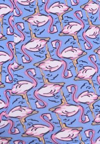 Tejido azul con un patrón repetido de flamencos rosas con contornos negros y una superficie texturizada clara. Acentuado con patas amarillas.