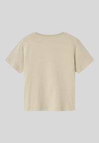 Beige kortærmet t-shirt lavet af blødt stof. Rund hals design med rene kanter og ingen synlige logoer eller grafik på bagsiden.