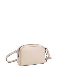Borsa a tracolla in pelle beige con forma rettangolare, singolo manico regolabile e chiusura superiore con zip. Texture liscia con hardware minimale.
