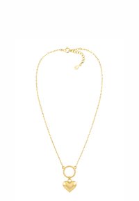 Collana d'oro con una catenina delicata, un pendente rotondo con texture e un charm a forma di cuore lucido che pende da un anello torchito.