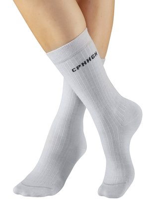Graue gerippte Socken mit verstärkter Spitze und Ferse, versehen mit schwarzem Text "CFNNGH" am Bündchen, aus einer weichen Baumwollmischung gefertigt.