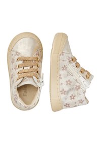 Sneakers beige per bambini con motivi floreali rosa, lacci dorati, suole in gomma beige e cerniera laterale bianca, mostrati in vista dall'alto e di lato.