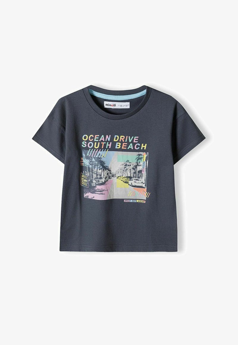 Temno siva bombažna majica s kratkimi rokavi, ki prikazuje barvit grafični odtis ulice z napisom "OCEAN DRIVE SOUTH BEACH."