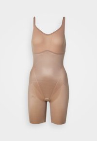 Beige shapewear bodysuit met verstelbare schouderbanden, naadloos ontwerp en textuurgedeelten voor vormgeving. Mid-thigh lengte.