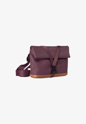Borsa a tracolla in pelle viola con patta pieghevole, tracolla regolabile e base color cuoio. Presenta una fibbia in plastica e un marchio impresso sul lato.
