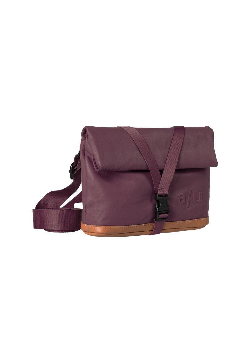 Lila Leder-Crossbody-Tasche mit umklappbarem Deckel, verstellbarem Trageriemen und beigefarbenem Boden. Verfügt über eine Kunststoffschnalle und ein geprägtes Branding an der Seite.