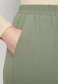 Vero Moda Tall VMALVA WIDE - Püksid - laurel wreath