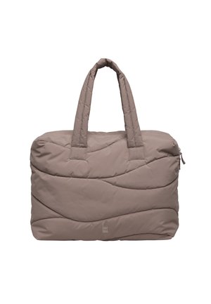 Sac cabas matelassé taupe avec anses rembourrées, vagues de couture horizontales et fermeture éclair sur le côté droit.