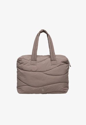 Sac cabas matelassé taupe avec anses rembourrées, vagues de couture horizontales et fermeture éclair sur le côté droit.