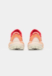 Chaussures de trail running avec une tige en mesh rose et orange, une semelle intermédiaire texturée crème et une semelle extérieure robuste pour l'adhérence, vues de l'arrière.